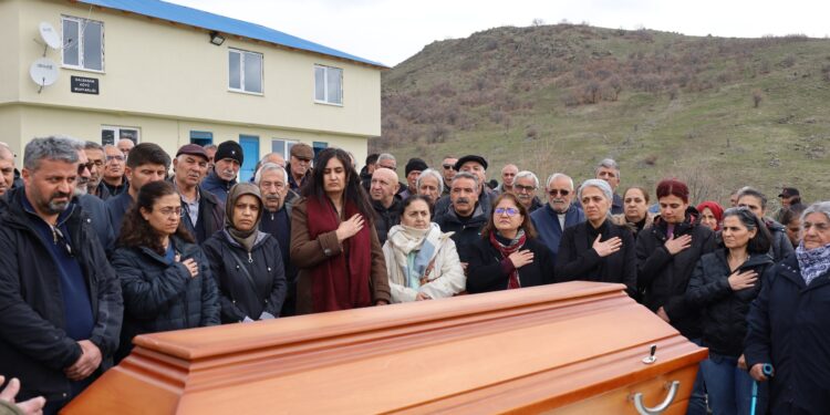 KCK Yürütme Konseyi Üyesi Fatma Adır’ın babası son yolculuğuna uğurlandı