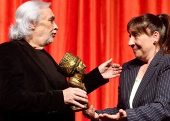 Ödülünü Müjdat Gezen’den alan Binnur Kaya gözyaşını tutamadı: ‘Rüyada gibiyim’