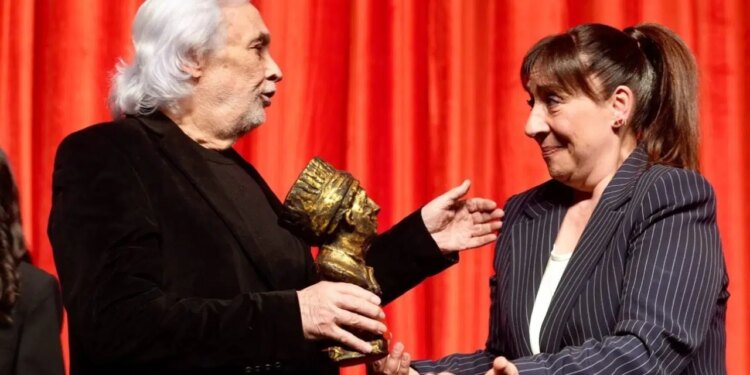 Ödülünü Müjdat Gezen’den alan Binnur Kaya gözyaşını tutamadı: ‘Rüyada gibiyim’