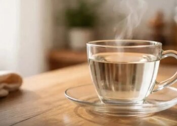 TikTok’ta yeni sağlık trendi: Sabahları sıcak su içmek gerçekten işe yarıyor mu?