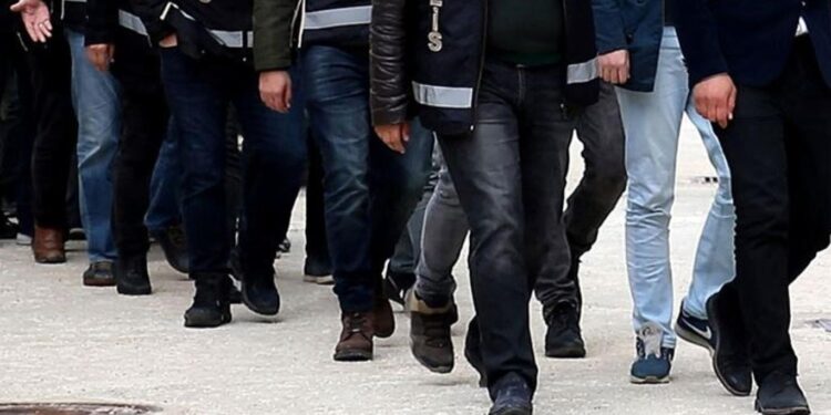 Bedlîs’te ev baskınlarında polis şiddet: 25 gözaltı