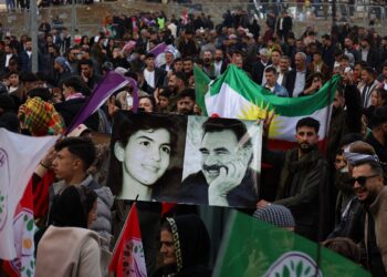 Şemzinan’da Newroz: Binler yöresel kıyafetlerle alanları doldurdu