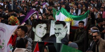 Şemzinan’da Newroz: Binler yöresel kıyafetlerle alanları doldurdu