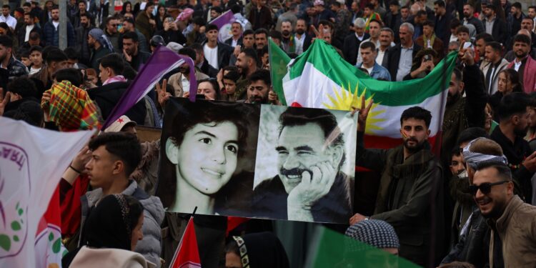 Şemzinan’da Newroz: Binler yöresel kıyafetlerle alanları doldurdu