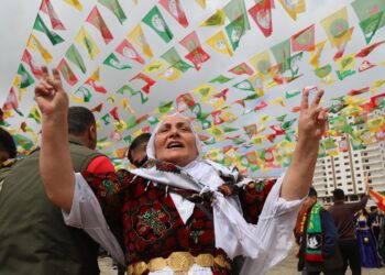 Artuklu’da Newroz coşkusu: Binler halaylarla alanı doldurdu