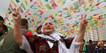 Artuklu’da Newroz coşkusu: Binler halaylarla alanı doldurdu