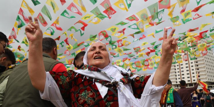 Artuklu’da Newroz coşkusu: Binler halaylarla alanı doldurdu