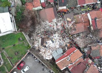 Fatih’te iki bina çöktü: Enkaz altında kalan on kişi kurtarıldı