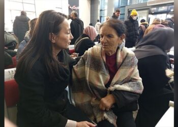 Hatimoğulları, Çiçek Otlu’yu tedavi gördüğü hastanede ziyaret etti