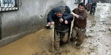 Şirnex’te çığ ve sel: Yolcular mahsur, şoför ağır yaralı