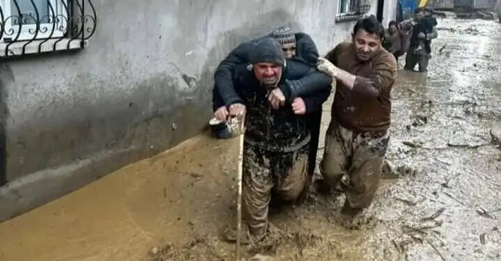 Şirnex’te çığ ve sel: Yolcular mahsur, şoför ağır yaralı