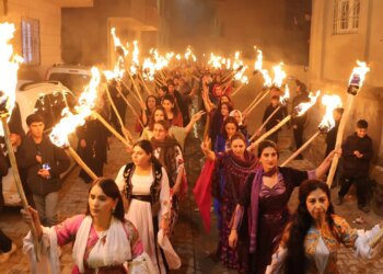 Cizîr’de 77 meşaleyle Newroz ateşi yakıldı