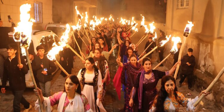 Cizîr’de 77 meşaleyle Newroz ateşi yakıldı