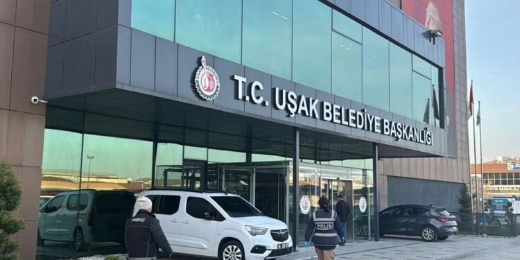 Uşak Belediye Başkanı dahil 13 kişi adliyeye sevk edildi