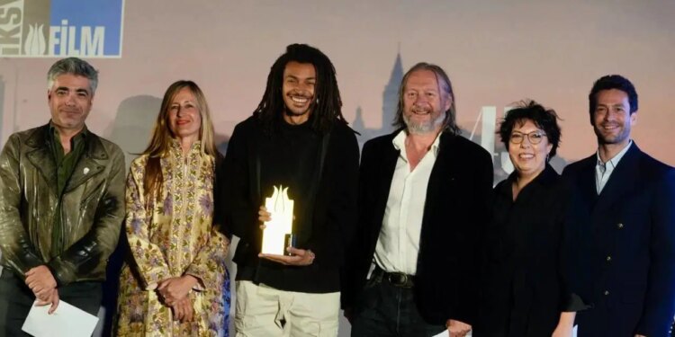 İstanbul Film Festivali’nin ödül töreninde ‘sansürsüz sinema’ ve ‘Burdayım aşkım’ vurgusu: Altın Lale ‘Prenses Mumbi’nin