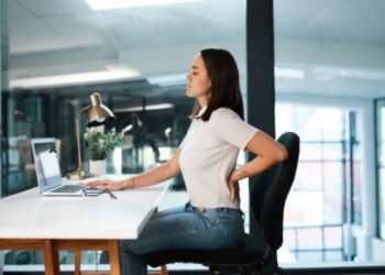 Ofis ortamında sağlıklı çalışma alışkanlıkları: Omurga sağlığını koruyan etkili 8 yöntem