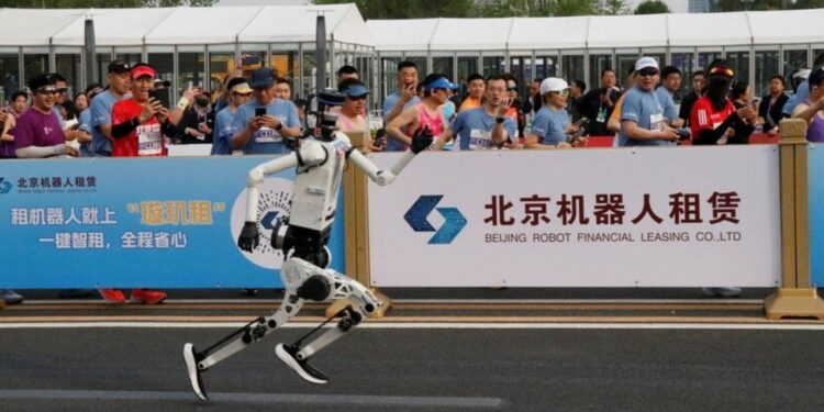 Çin’de insansı robotlar yarı maraton dünya rekorunu kırdı