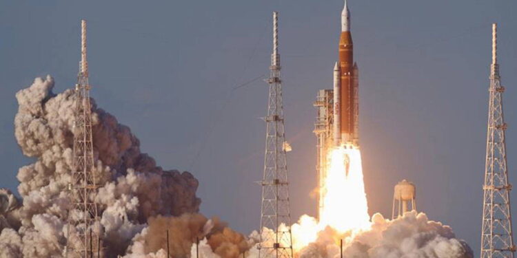 NASA, 54 yıl sonra Ay’a insanlı uçuşu başlattı