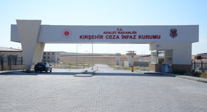 Cezaevindeki ihlalleri anlattı: Ayda 3-4 defa arama yapılıyor, yazılara el konuluyor