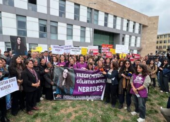 Kadınlar Gülistan Doku için adliye önünde: Soylu da dosyaya dahil edilsin