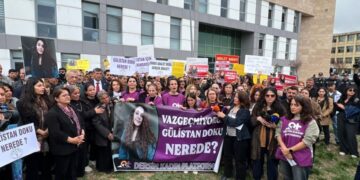 Kadınlar Gülistan Doku için adliye önünde: Soylu da dosyaya dahil edilsin