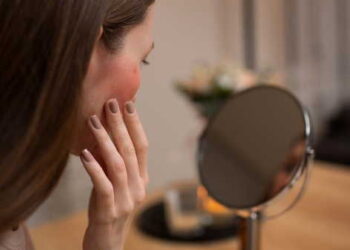 Micellar suyu pamukla silip bırakanlar dikkat: Yapılan hata cilt bariyerine zarar veriyor…