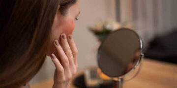 Micellar suyu pamukla silip bırakanlar dikkat: Yapılan hata cilt bariyerine zarar veriyor…