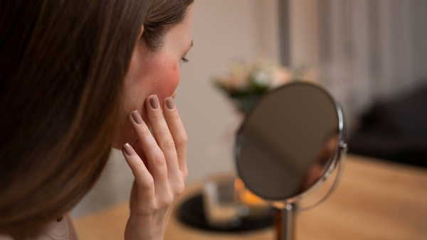 Micellar suyu pamukla silip bırakanlar dikkat: Yapılan hata cilt bariyerine zarar veriyor…