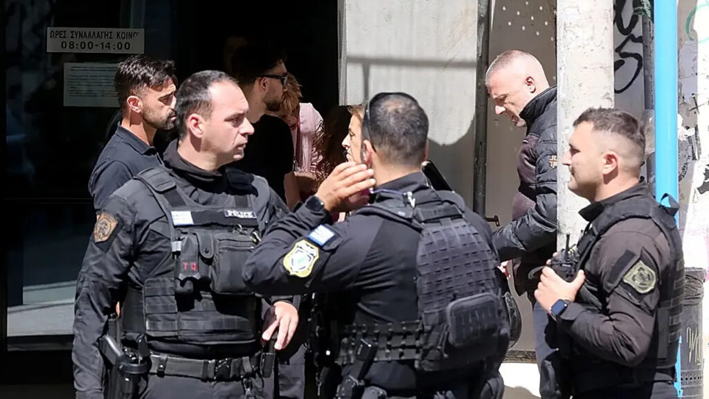 Atina'da Peş Peşe Silahlı Saldırı: 89 Yaşındaki Saldırgan Her Yerde Aranıyor