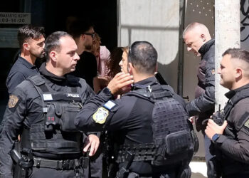 Atina'da Peş Peşe Silahlı Saldırı: 89 Yaşındaki Saldırgan Her Yerde Aranıyor