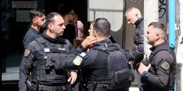 Atina'da Peş Peşe Silahlı Saldırı: 89 Yaşındaki Saldırgan Her Yerde Aranıyor