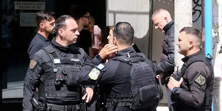 Atina'da Peş Peşe Silahlı Saldırı: 89 Yaşındaki Saldırgan Her Yerde Aranıyor