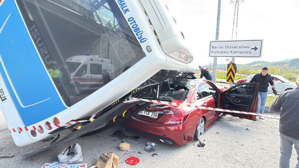 Bartın'da Üniversite Öğrencilerini Taşıyan Otobüs Devrildi, 46 Kişi Yaralandı