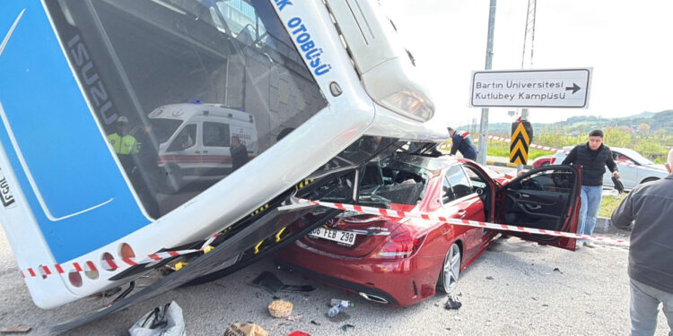 Bartın'da Üniversite Öğrencilerini Taşıyan Otobüs Devrildi, 46 Kişi Yaralandı