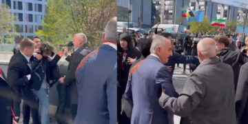 Berlin'de 'Kırmızı' Protesto: İran Şahı’nın Sürgündeki Oğlu Rıza Pehlevi'ye Boyalı Saldırı