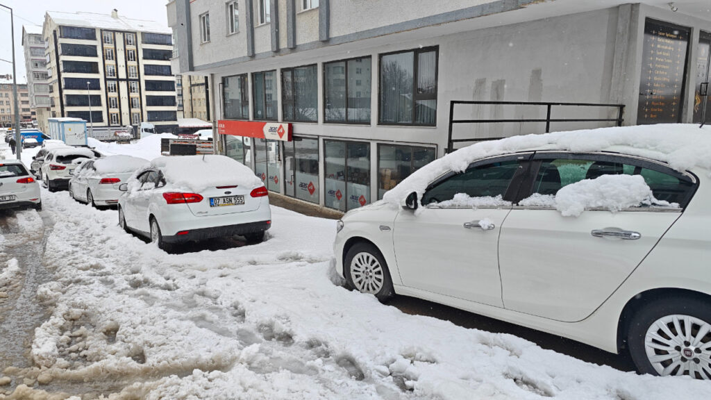 Bitlis'te Nisan Ayında Kar Esareti: 82 Köye Ulaşım Kesildi