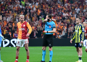 Dev Derbide 3 Puan Galatasaray'ın: 10 Kişi Kalan Fenerbahçe Dağıldı