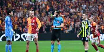 Dev Derbide 3 Puan Galatasaray'ın: 10 Kişi Kalan Fenerbahçe Dağıldı