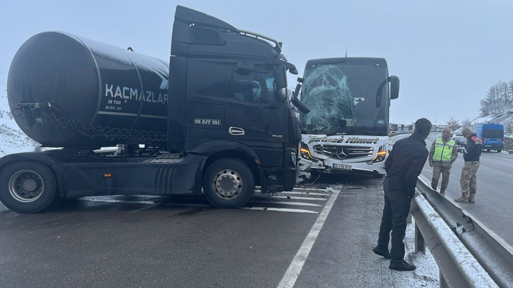 Erzurum'da Zincirleme Facia: 2 Yolcu Otobüsü, 2 Tır...