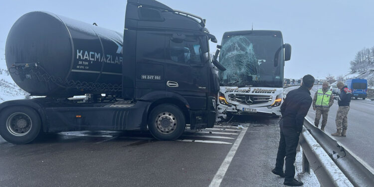 Erzurum'da Zincirleme Facia: 2 Yolcu Otobüsü, 2 Tır...