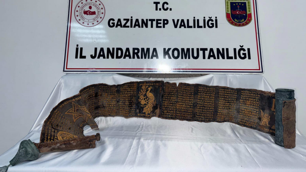 Gaziantep'te 2 Metrelik Tarihi Kitap Ele Geçirildi, 1 Şüpheli Gözaltında