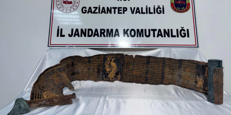 Gaziantep'te 2 Metrelik Tarihi Kitap Ele Geçirildi, 1 Şüpheli Gözaltında