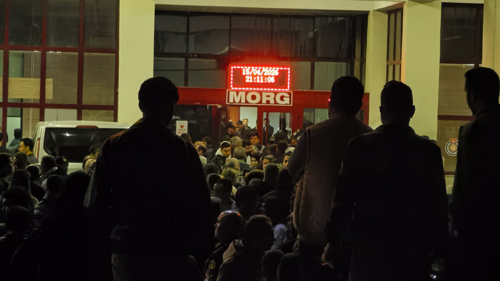 Günün En Ağır Bekleyişi... Morg Kapısındaki Fotoğraf Yürek Burktu