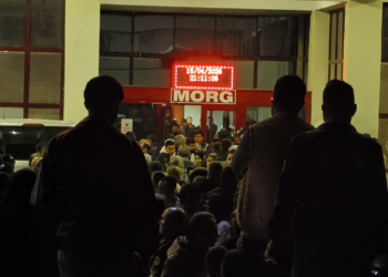 Günün En Ağır Bekleyişi... Morg Kapısındaki Fotoğraf Yürek Burktu