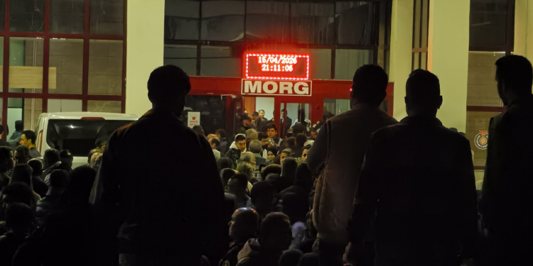 Günün En Ağır Bekleyişi... Morg Kapısındaki Fotoğraf Yürek Burktu