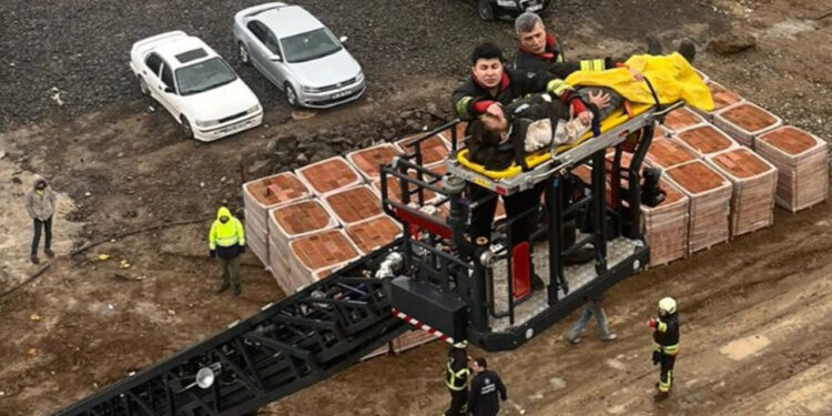 İnşaatta Zamanla Yarış, Vinçle Kurtarıldı