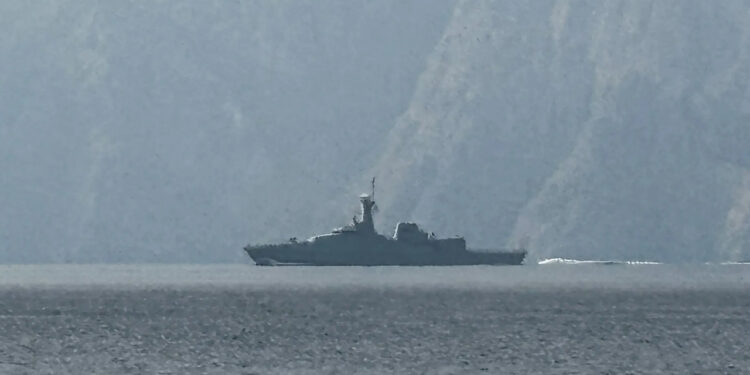 İran’dan 30 Dakikalık Ültimatom: Hürmüz’de Namlular Döndü, ABD Gemisi Geri Adım Attı