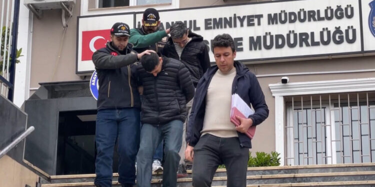 İstanbul'da Metro ve Durak Hırsızları Kamerada