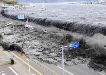 Japonya'da 7.4'lük Deprem! Tsunami Uyarısı Yapıldı