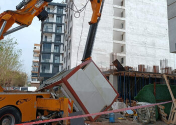 Kırılan Vinç Kolu Güvenlik Konteynerini Biçti: 2 İşçi Yaralı